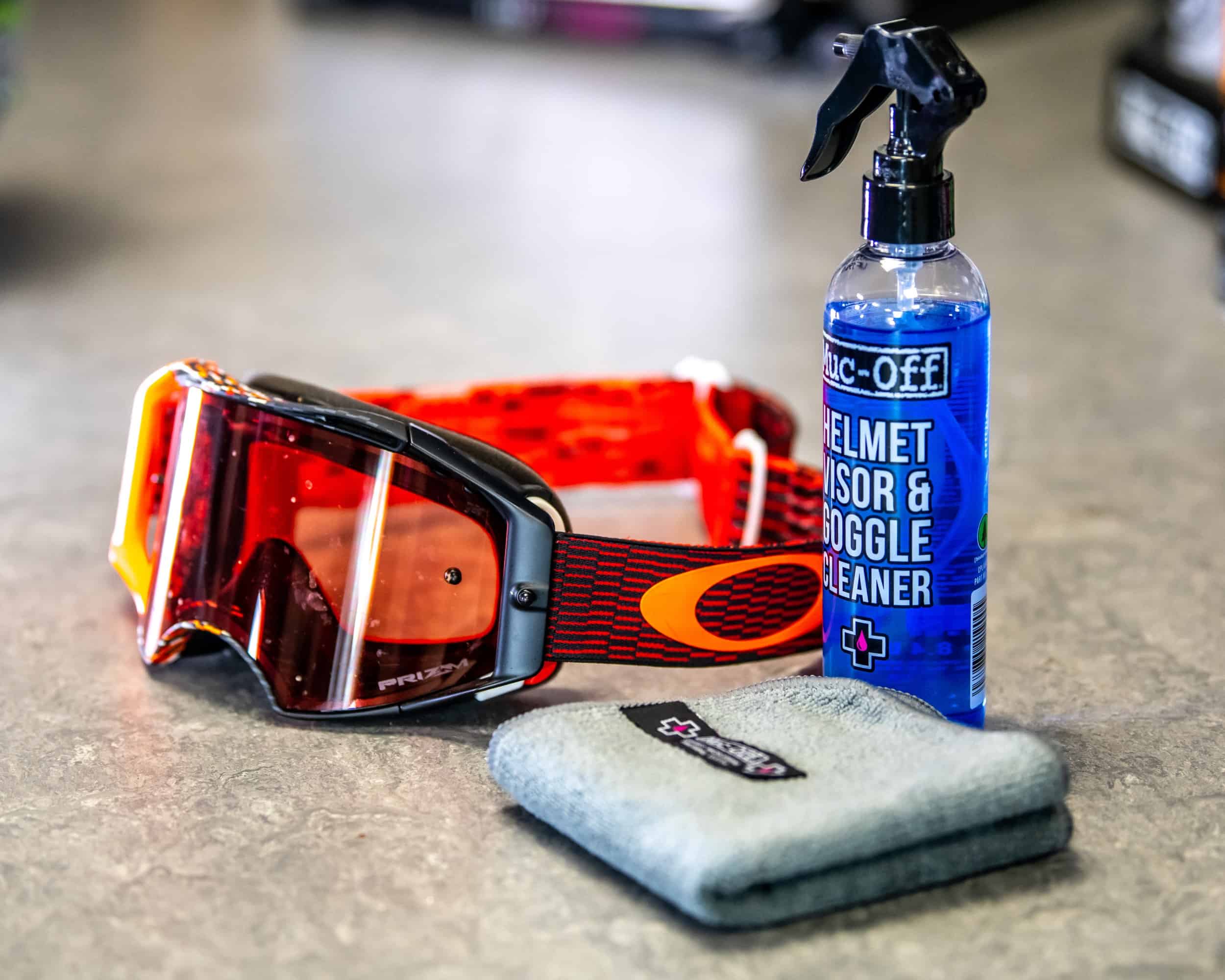 Helmet Visor & Goggle Cleaner (Ilustração)